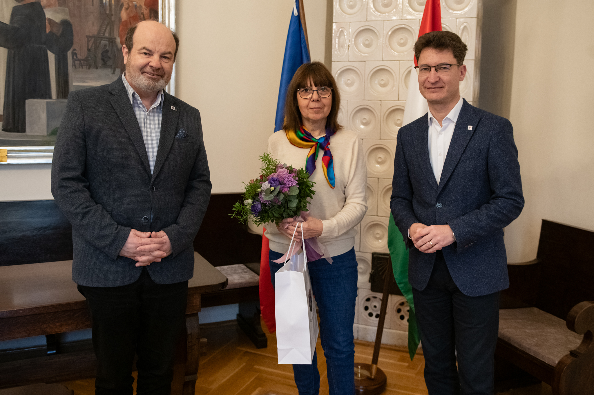 A Székesfehérvári Művészek Társaságának leköszönő elnökét, Végvári Beatrixot köszöntötték a Városházán